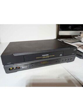 Toshiba VCR w Remote - W522 - 4 Head VCR